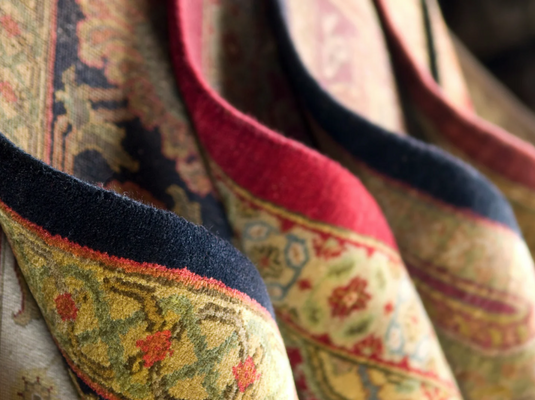 Who Offers Custom Rug Designs Using Natural Dyes in India 2025?