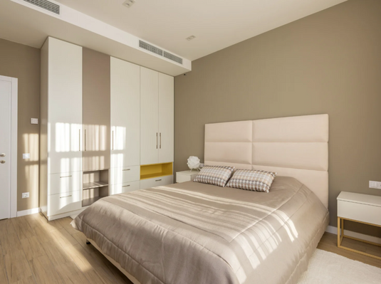 What Rug Size Creates the Most Balanced Look for a Queen-Sized Bed?