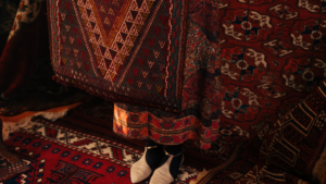 Read more about the article How to Decorate Your Home with Traditional Carpets: A Designer’s Perspective