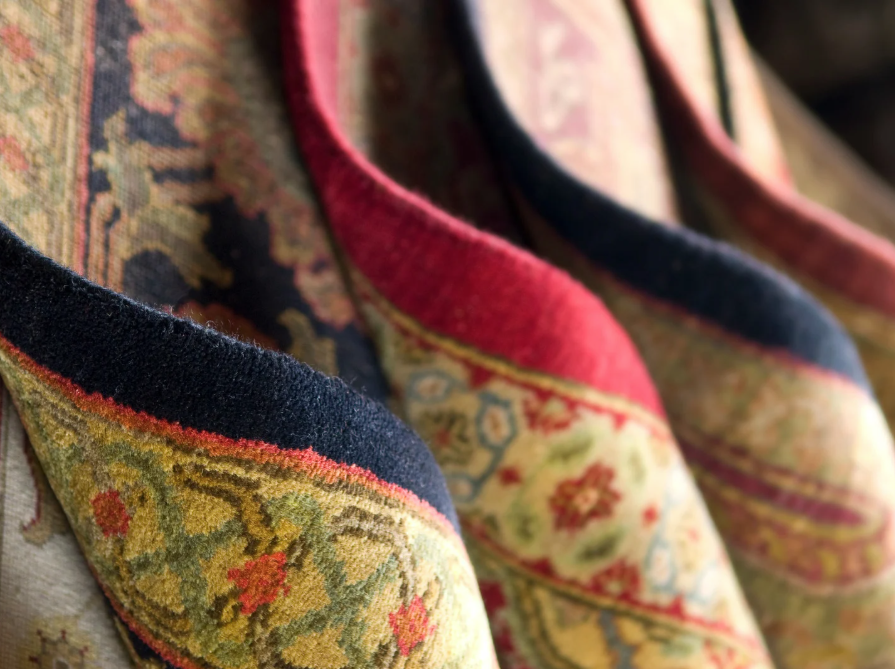 Read more about the article Who Offers Custom Rug Designs Using Natural Dyes in India 2025?